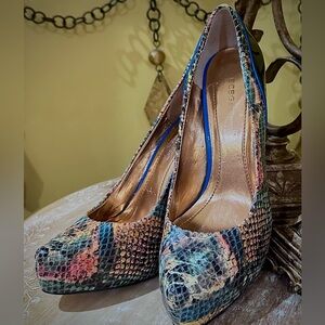 EUC💠BCBGeneration Women's “Paeyton”
Platform Pump in Snakeskin Multi. Size 7B/37